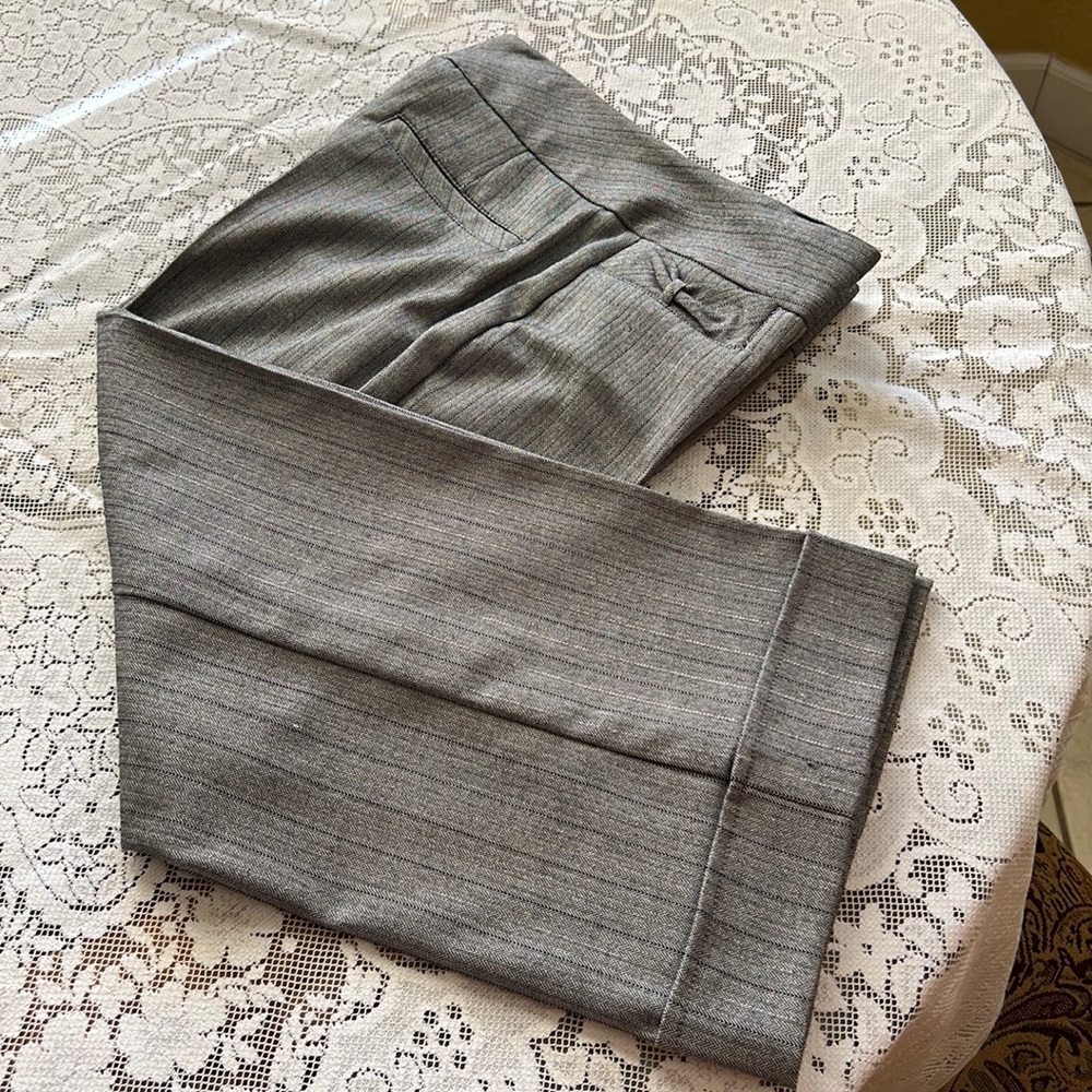 Women pants (half calf). Low waist 64%polyester/33%rayon/3%spandex. Barely worn